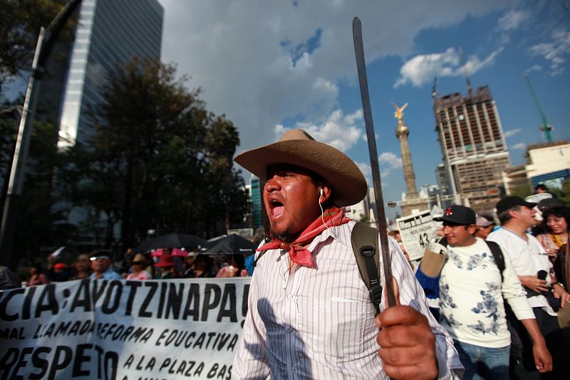 Un hombre pide justicia por la desaparición de los 43 estudiantes de Iguala