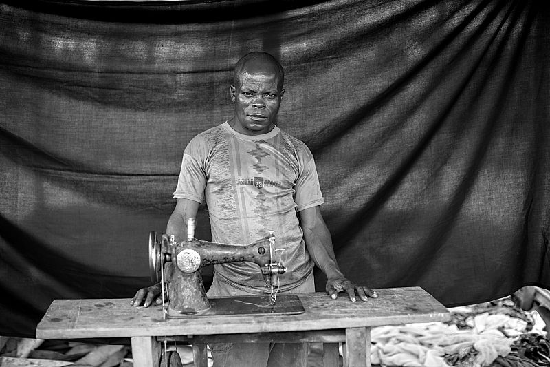 Benajmin, con su máquina de coser en Batanga.