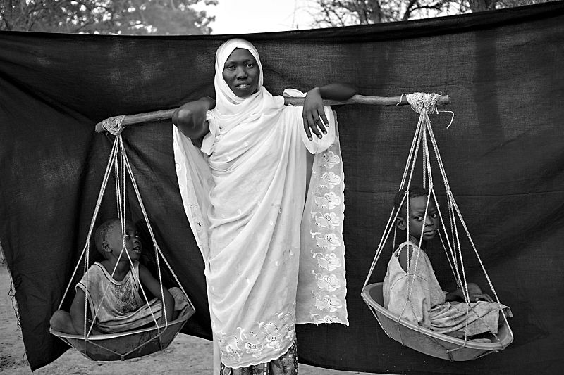 Dowla, de 22 años, junto a dos de sus hijos en el campamento de refugiados de Maban (Sudán del Sur). 