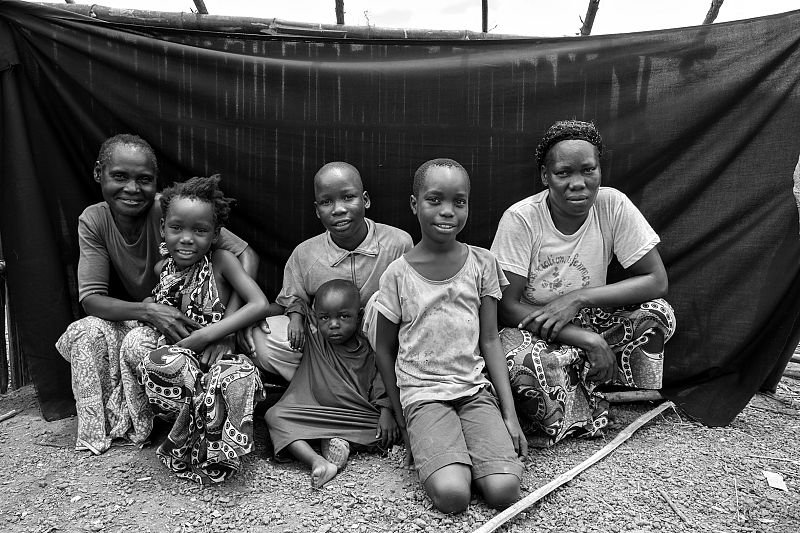 Bonheur (segundo por la derecha) y su familia, en el campo de refugiados de Boyabo.