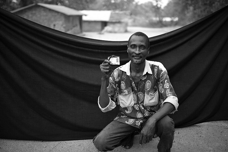 Jean-Baptiste, enfermero de 45 años, en  el pueblo de Libenge con su carnet de identidad de la República Centroafricana.