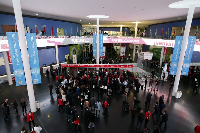 Primeros visitantes del Mobile World Congress en Barcelona