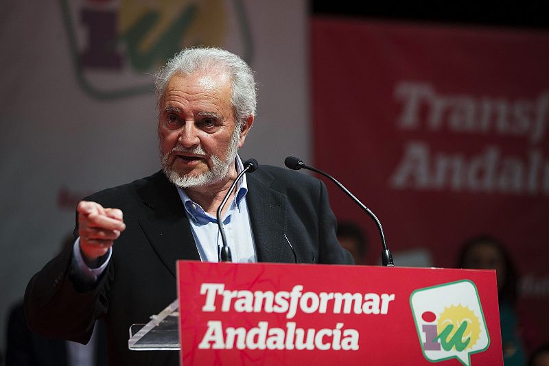 El excoordinador general de IU Julio Anguita, en Málaga, en su primera intervención en quince años en un mitin electoral