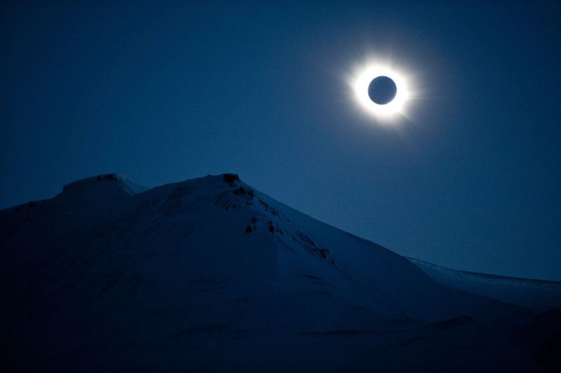 Según las condiciones meteorológicas, el eclipse parcial con el que se despide este invierno podía verse desde Europa, el norte de África, el noroeste de Asia y Oriente Medio, antes de concluir junto al Polo Norte.