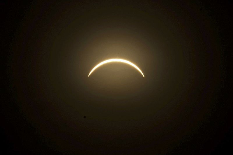 La luna se interpone ante el sol sobre el cielo de Reyjkjavik, en Islandia.
