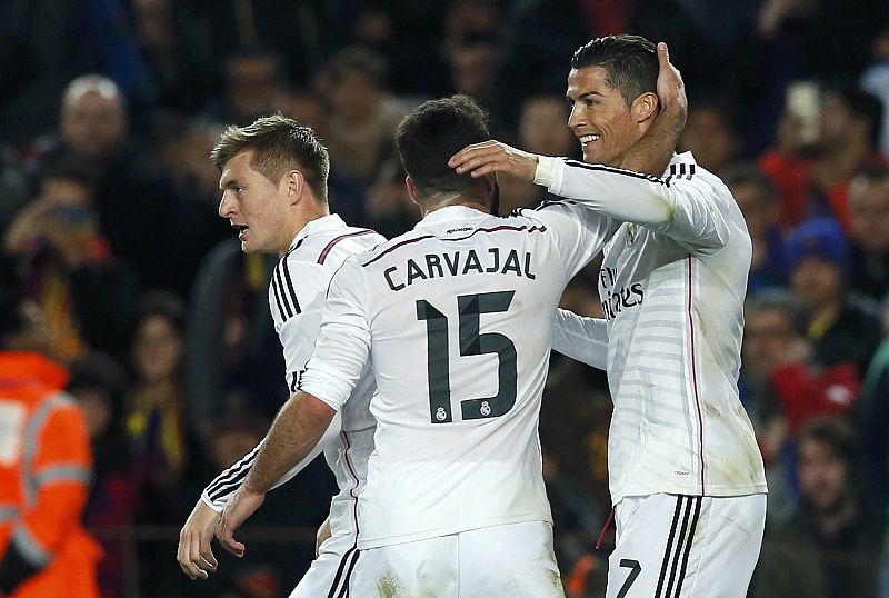 Cristiano Ronaldo celebra su gol, el 1-1, con sus compañeros Carvajal y Bale.