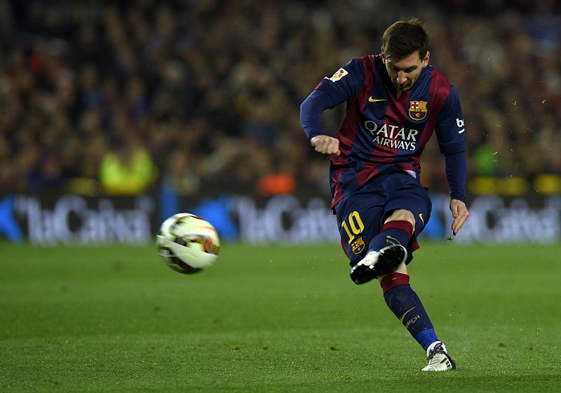 El argentino Lionel Messi chuta.