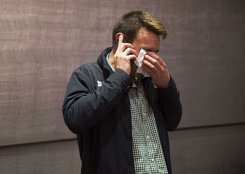 Un militante de UPyD se seca las lagrimas tras conocer los resultados de su partido en las elecciones andaluzas, donde no ha conseguido ningún diputado.