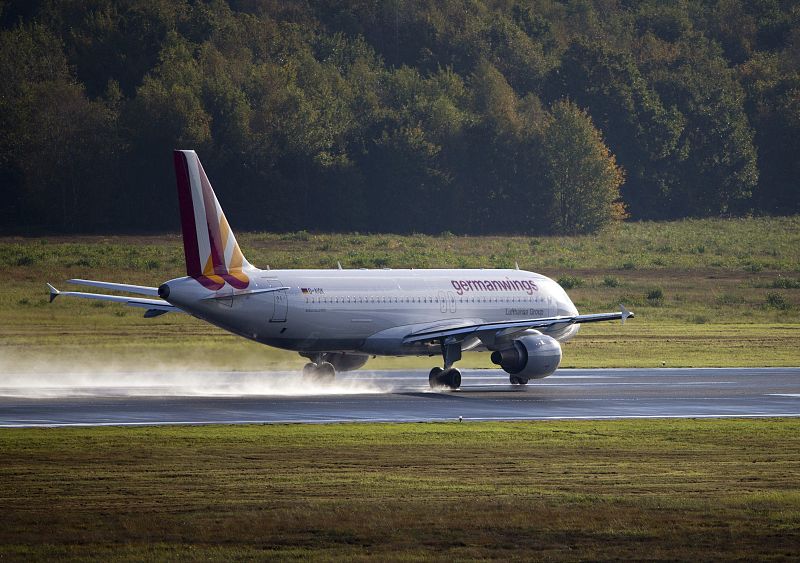 Fotografía de archivo de un avión Airbus A320 de la compañía Germanwings al despegar del aeropuerto de Colonia/Bonn (Alemania).