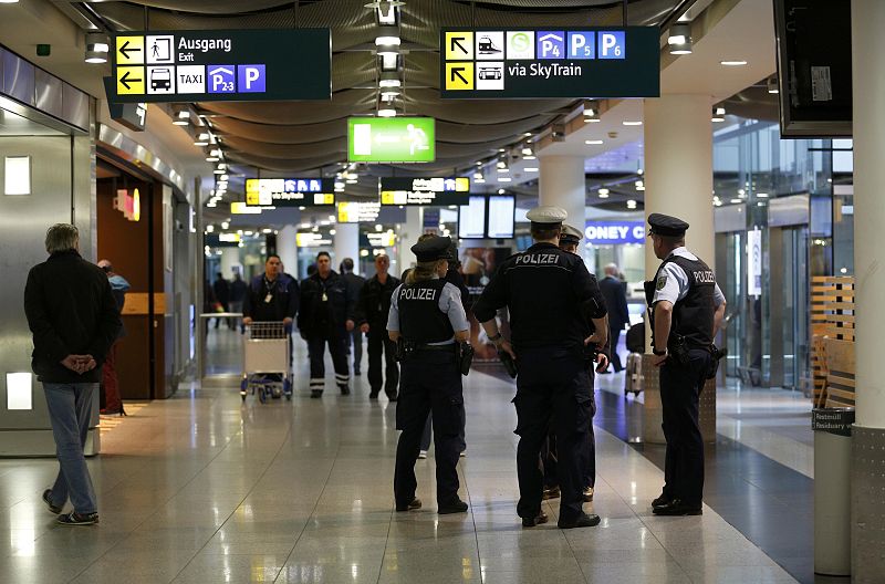 Agentes de la Policía alemana en la terminal del aeropuerto de Dusseldorf.