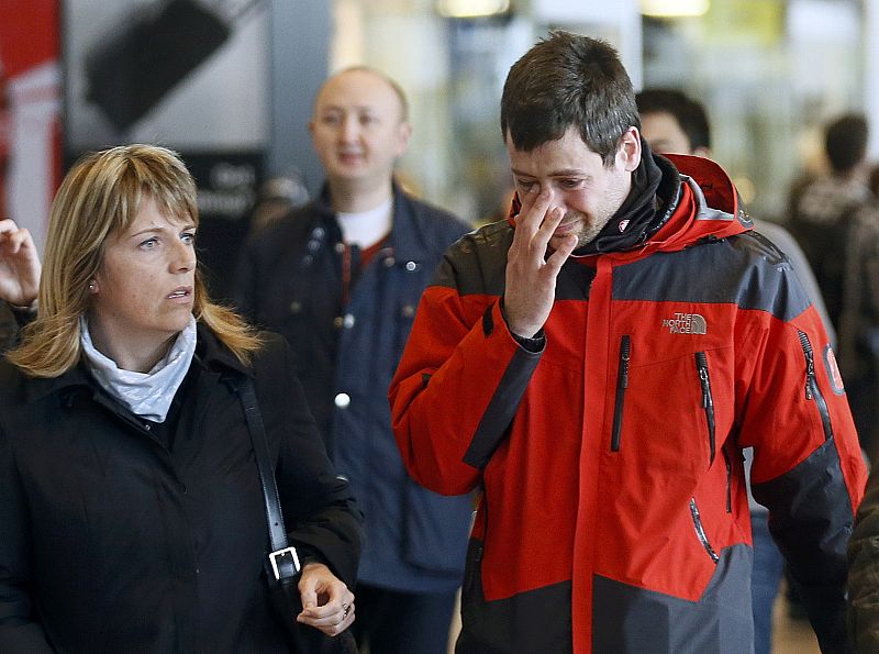 Un familiar de uno de los 144 pasajeros que viajaban en el avión de Germanwings, en el aeropuerto de Barcelona. Seis miembros de la tripulación completaban el pasaje de 150 personas en el avión estrellado en los Alpes.