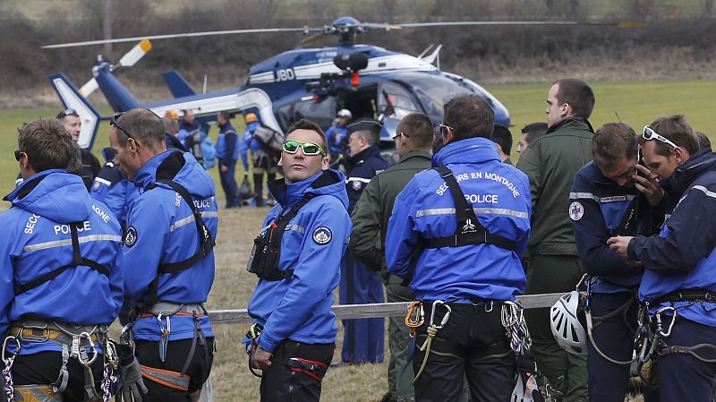 Agentes de la Policía francesa y de la Gendarmería alpina en el terreno desde donde se trata de rescatar a las víctimas del accidente.