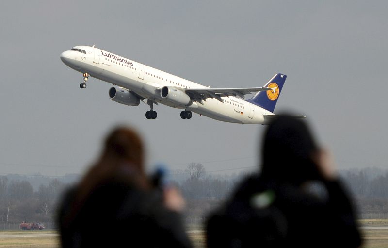 Un avión con familiares de las víctimas del accidente de avión despega en Düsseldorf