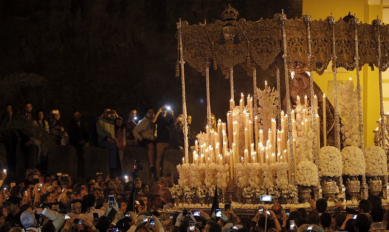 LA SALIDA DE LA MACARENA ABRE LA MADRUGÁ SEVILLANA