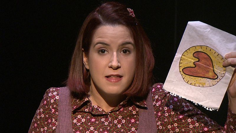 Una de las alumnas de La ola muestra el emblema de su moviemiento