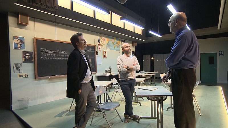 Los creadores de la ola junto a Mark Hancock, alumno del experimento real