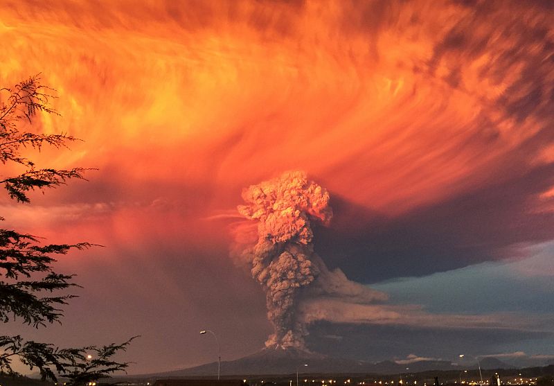 El volcán Cabulco provoca una columna de ceniza de 20 kilómetros de altura