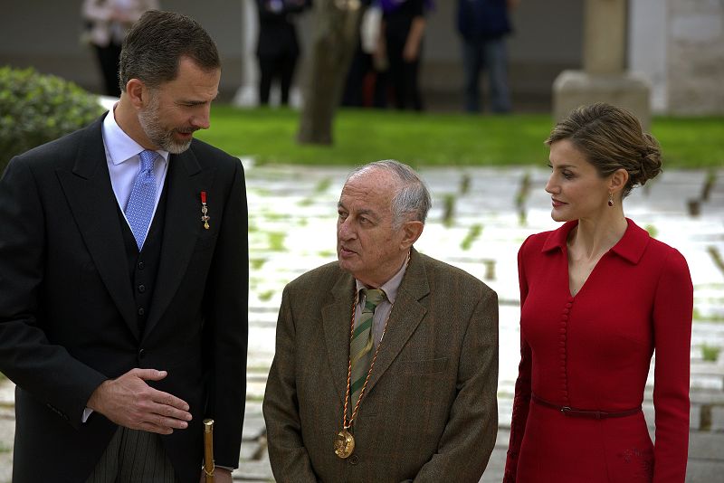 JUAN GOYTISOLO RECIBE EL PREMIO CERVANTES DE MANOS DEL REY