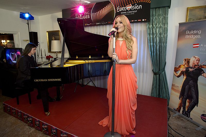 Edurne ha sido la gran protagonista de la recepción que ha celebrado en su honor el embajador de Austria en Madrid, Peter Huber. En el acto, la artista interpretó la versión acústica de "Amanecer" y "Amores dormidos"