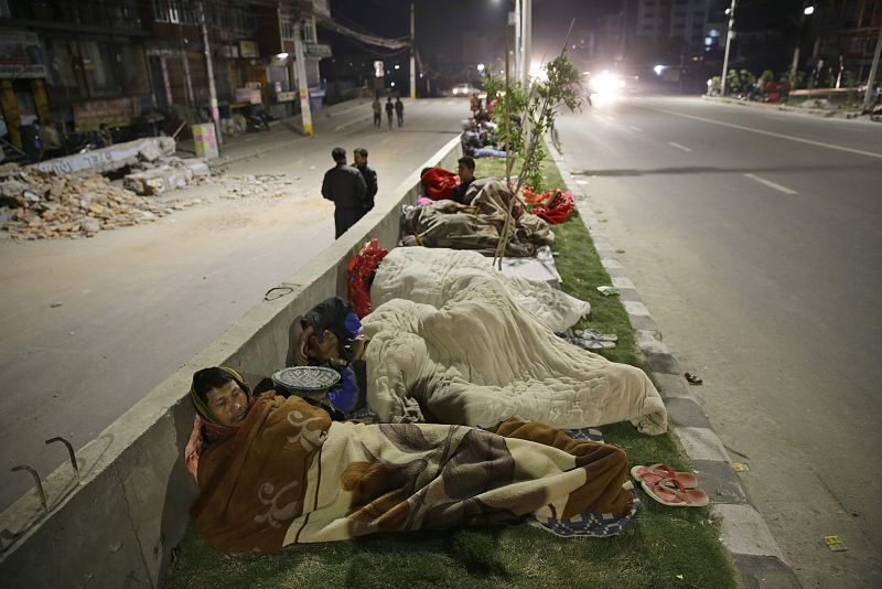 Cientos de personas ha pasado la noche en la calle en Katmandú por temor a nuevas réplicas. 