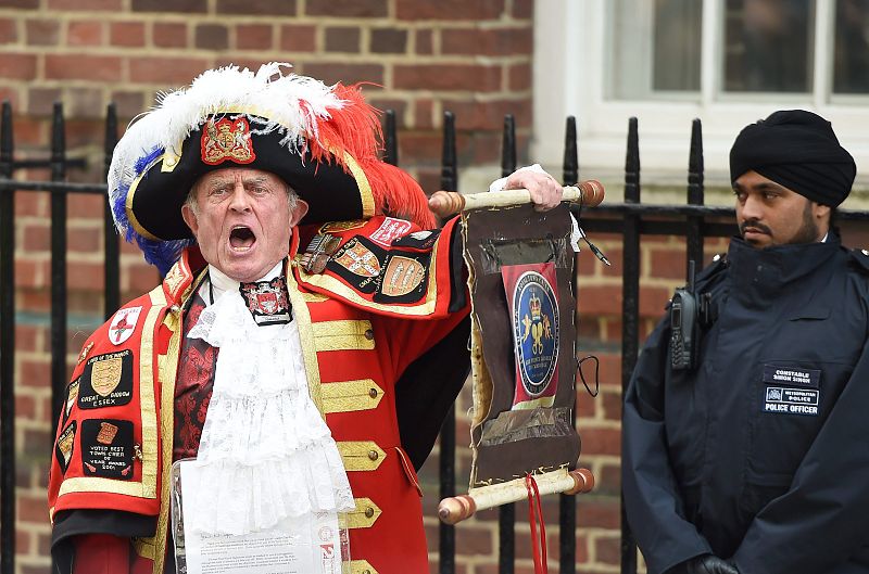 El pregonero Tony Appleton anuncia el nacimiento del segundo hijo de los duques de Cambridge en el Hospital St. Mary de Paddington, en Londres.