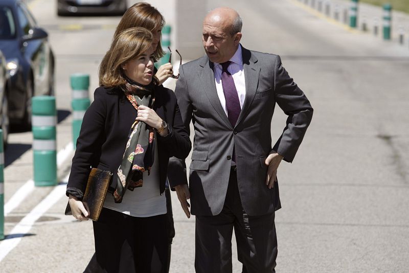 La vicepresidenta del Gobierno, Soraya Sáenz de Santamaría  y el ministro de Cultura, José Ignacio Wert, a su llegada a la capilla ardiente de Jesús Hermida