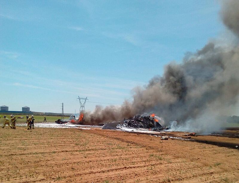 Imagen facilitada por la Policía Nacional de Sevilla del morro del avion siniestrado en el aeropuerto de San Pablo de Sevilla