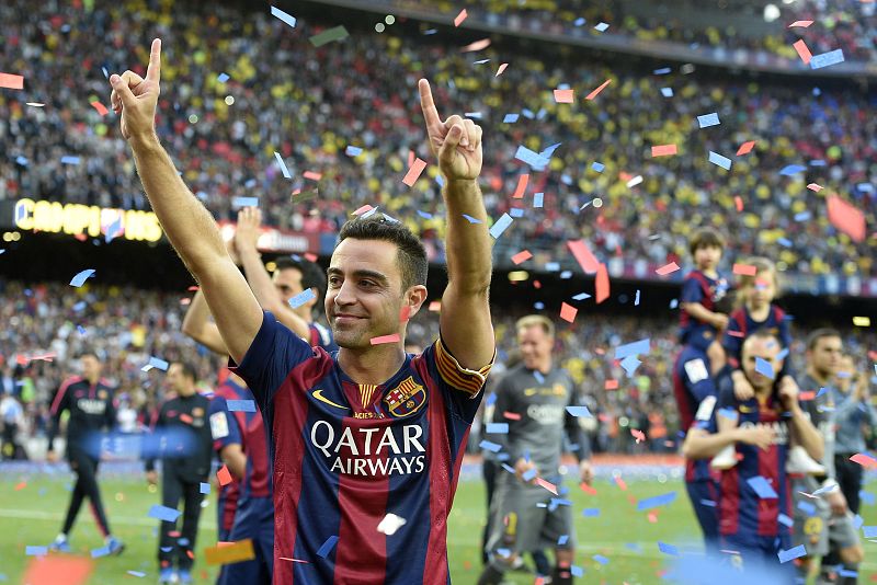 Xavi Hernández durante la vuelta de honor al césped del Camp Nou.