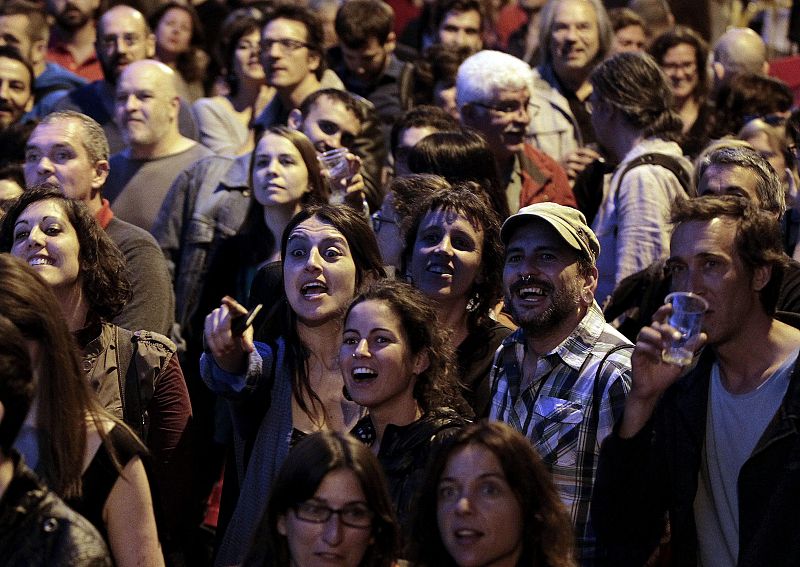 Simpatizantes de Ada Colau expresan su alegría al conocer los primeros resultados escrutados de las elecciones del 24M.