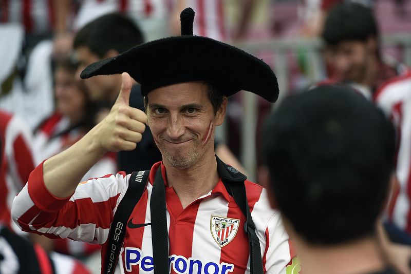 Un aficionado del Athletic, luciendo 'txapela'.