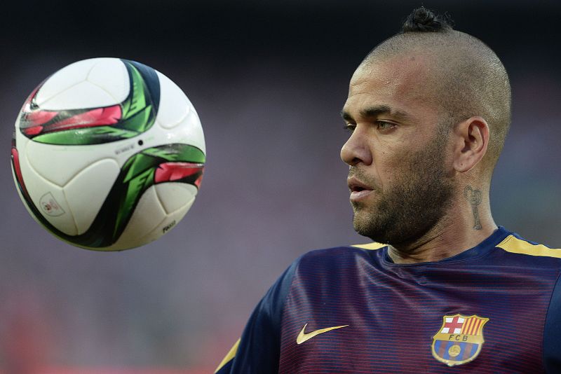 Curioso, el corte de pelo que luce Dani Alves.