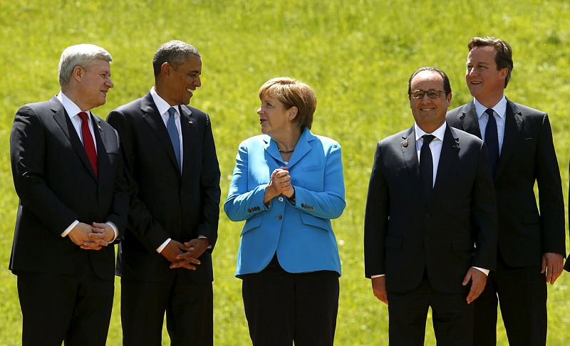 El primer ministro de Canadá, Stephen Harper, el presidente estadounidense, Barack Obama, la canciller alemana Angela Merkel, el presidente francés, Francois Hollande, y el primer ministro británico, David Cameron, posan en una foto de familia en Krü