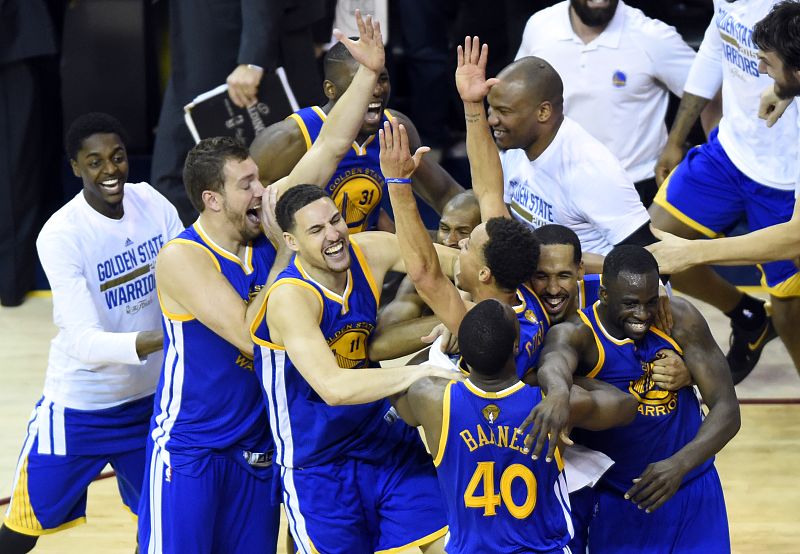 El final del partido unió a los jugadores de los Warriors en la cancha para celebrar la consecución del anillo de campeones de la NBA.