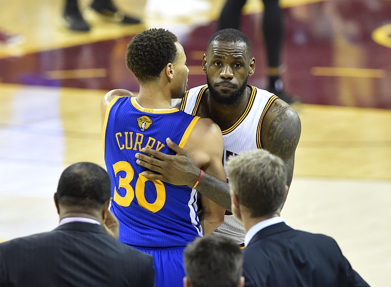 El jugador de los Warriors, Stephen Curry y el de los Cavaliers, LeBron James, se saludan al final del partido definitivo de las Finales de la NBA.