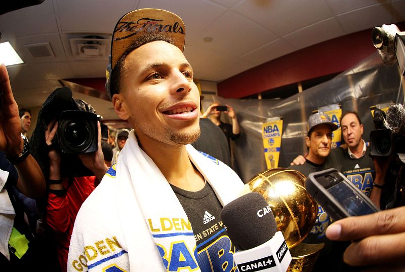Curry, entrevistado en los vestuarios de su equipo tras proclamarse campeón de la NBA.