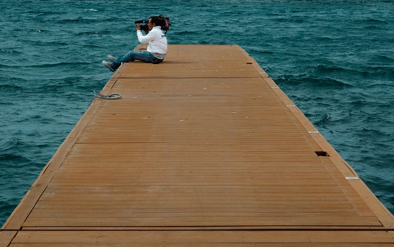 Carlos Dias Oliván, en el pantalán de Lampedusa.