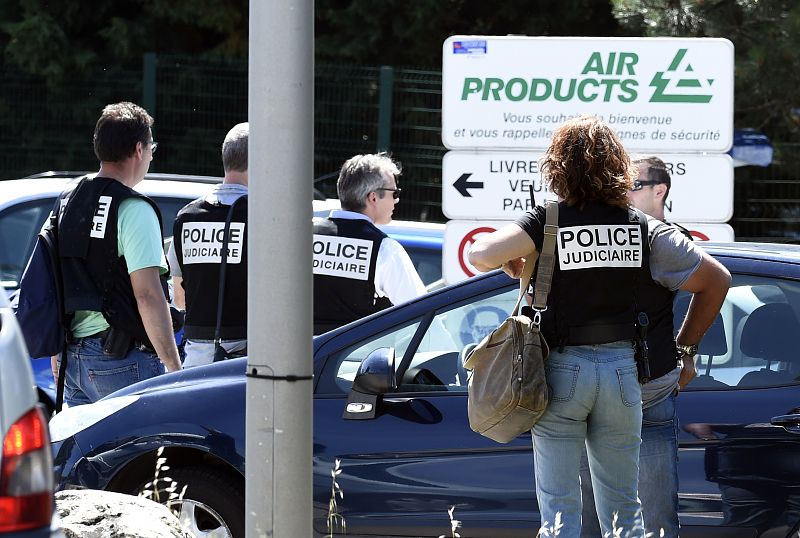 Varios agentes de Policía y personal sanitario se han desplegado en el recinto de la fábrica donde se ha producido el presunto atentado islamista.