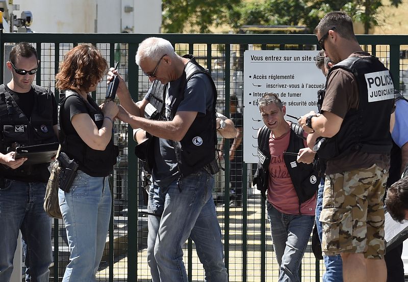 La Policía francesa vigila la entrada de la compañía Air Products, en Saint-Quentin-Fallavier, cerca de Lyon