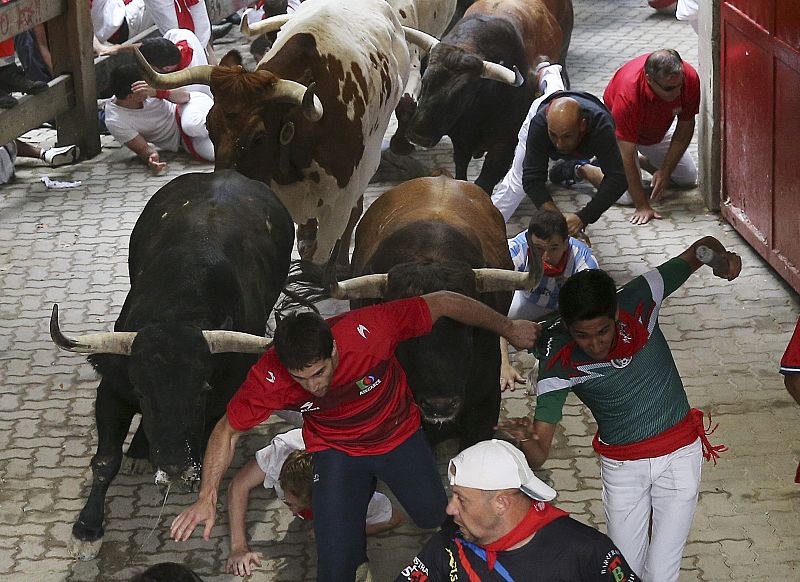 El momento de más tensión del segundo encierro ha sido la entrada en el coso pamplonés