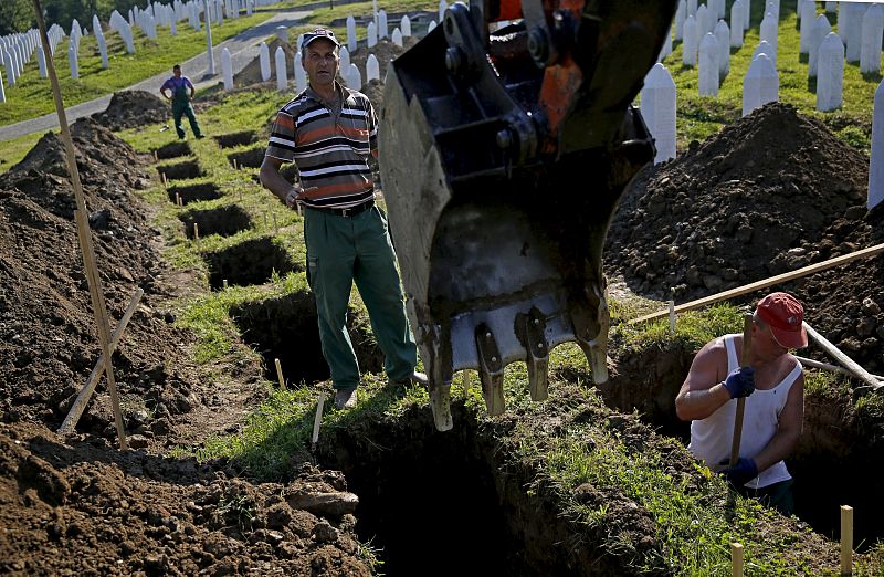 Trabajadores cavando tumbas antes de la ceremonia del 11 de Julio, donde tendrá lugar el acto del 20 aniversario de la masacre. Durante el acto tendrá lugar el entiero de las 136 víctimas recientemente identificadas.