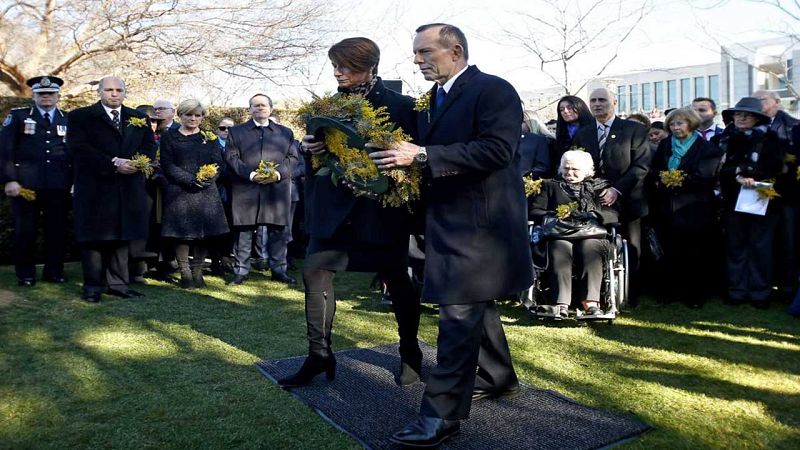 El Primer Ministro australiano Tony Abbott y su mujer Margaret en la ceremonia de homenaje a las víctimas del vuelo MH17
