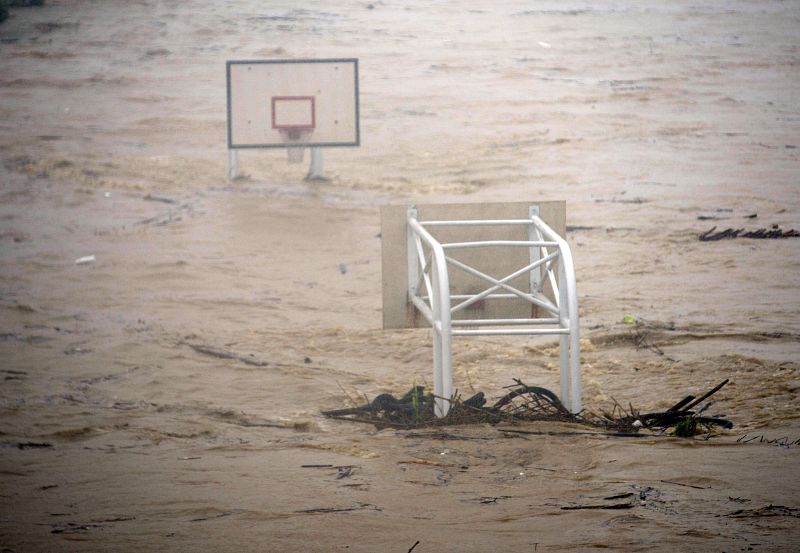 El río Jingmei inunda unas canchas de baloncesto en Taipei desbordado por las lluvias del tifón Soudelor.
