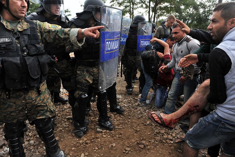 Agentes antidisturbios han empleado este viernes gases lacrimógenos contra migrantes y refugiados