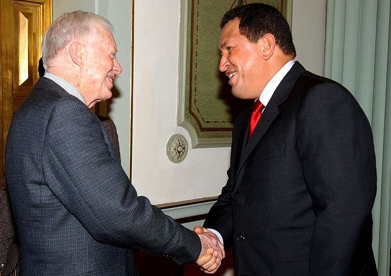 Jimmy Carter y Hugo Chávez se dan la mano en 2004