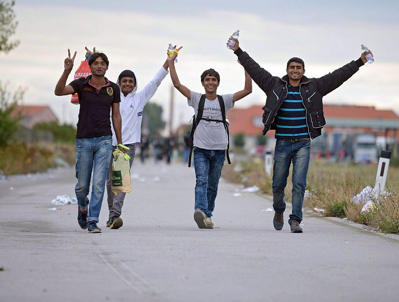 Celebran haber cruzado la frontera con Austria