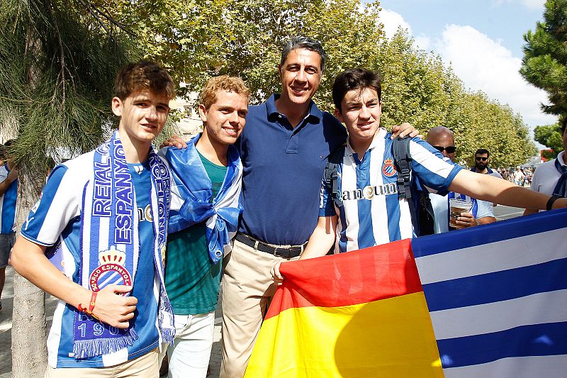 Xavier García Albiol, posando con aficionados del RCD Espanyol en las inmediaciones del estadio de Cornella-El Prat, poco antes de iniciarse el partido de Liga que enfrentaba al Espanyol con el Real Madrid.