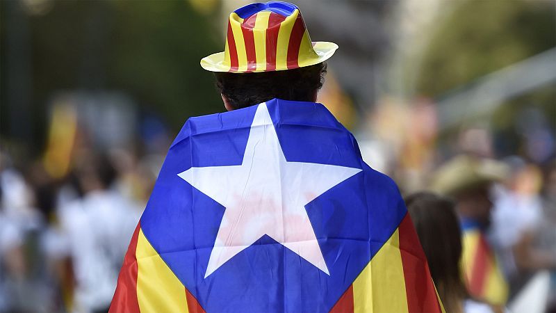 Un hombre envuelto en la bandera estelada en la manifestación de la Diada, el 11 de septiembre, en Barcelona.