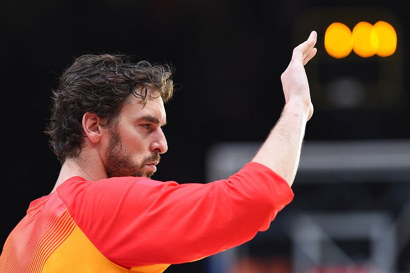 Pau Gasol saluda a sus compañeros en la presentación de los equipos del Francia - España
