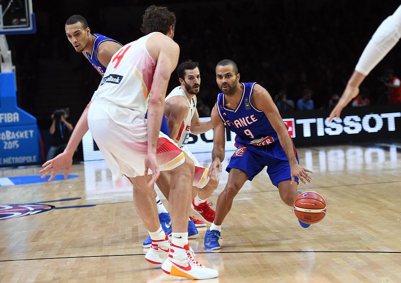 El base francés Tony Parker encara a Pau Gasol seguido de cerca por Pau Ribas