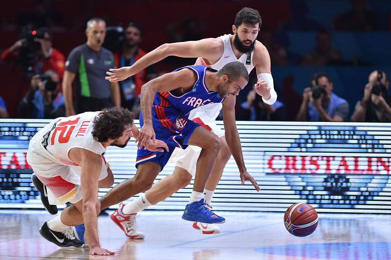 El francés Parker gana un balón ante Sergio Llull, que cae al suelo